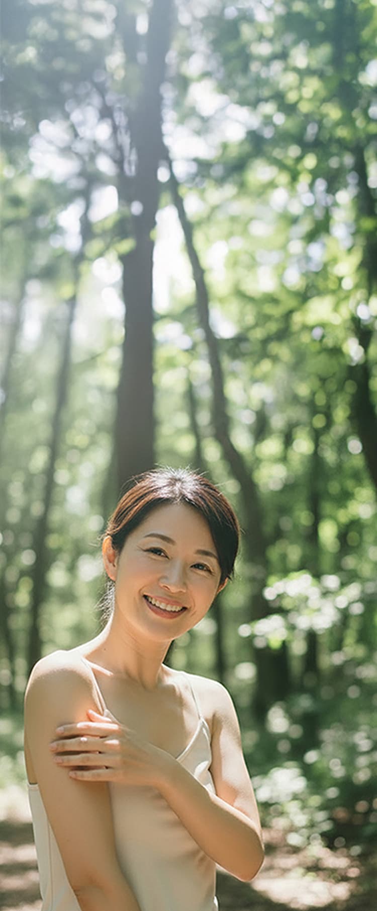 森の中でほほえむ女性（モバイル）
