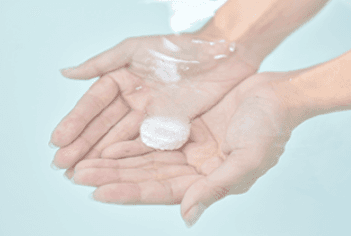 「香りも色もないのに、毎日入りたくなる理由」― ホットタブの"やさしい湯ざわり"の正体 ―